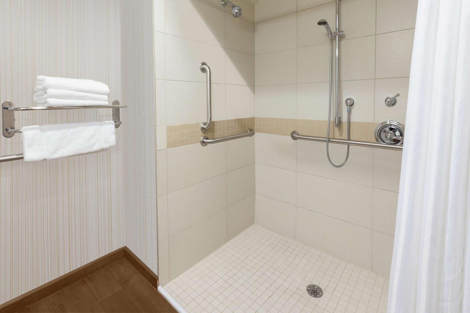 Hilton Garden Place Hotel 3*